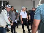 Gubernur dan Wakil Gubernur Kaltim saat meninjau fasilitas olahraga yang berada di Gor Kadrie Oening Sempaja. Foto: BorneoFlash/Nur Ainunnisa