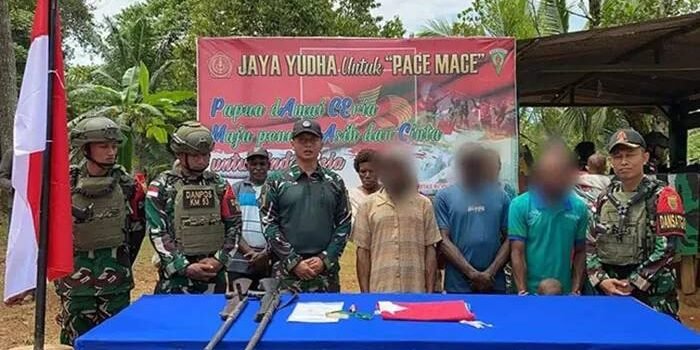 Para anggota TPN-OPM atas nama Leonardus Kamonon, Januarius Ambipman dan Pitalis Awyopin menyerahkan diri ke TNI, Minggu, (13/4/2025). Foto: Dok. Pendam II/Sriwijaya