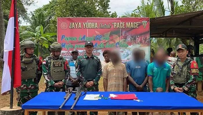 Para anggota TPN-OPM atas nama Leonardus Kamonon, Januarius Ambipman dan Pitalis Awyopin menyerahkan diri ke TNI, Minggu, (13/4/2025). Foto: Dok. Pendam II/Sriwijaya