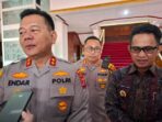 Kapolda Kaltim, Brigjen Pol Endar Priantoro; Kapolresta Balikpapan, Kombes Pol Anton Firmanto dan Wali Kota Balikpapan, H. Rahmad Mas’ud, di Balai Kota Balikpapan, pada Kamis (10/4/2025). Foto: BorneoFlash/Niken Sulastri
