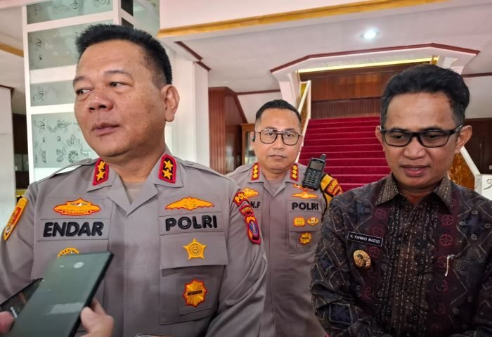 Kapolda Kaltim, Brigjen Pol Endar Priantoro; Kapolresta Balikpapan, Kombes Pol Anton Firmanto dan Wali Kota Balikpapan, H. Rahmad Mas’ud, di Balai Kota Balikpapan, pada Kamis (10/4/2025). Foto: BorneoFlash/Niken Sulastri