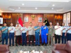 Kapolda Kaltim, Irjen Pol. Endar Priantoro, S.H., S.I.K., C.F.E., M.Si., menerima kunjungan kehormatan dari Komandan Pangkalan TNI AL (Danlanal) Balikpapan dan Komandan Pangkalan TNI AU (Danlanud) Dhomber Balikpapan, pada selasa (22/4/2025). Foto: HO/Humas Polda Kaltim