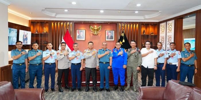 Kapolda Kaltim, Irjen Pol. Endar Priantoro, S.H., S.I.K., C.F.E., M.Si., menerima kunjungan kehormatan dari Komandan Pangkalan TNI AL (Danlanal) Balikpapan dan Komandan Pangkalan TNI AU (Danlanud) Dhomber Balikpapan, pada selasa (22/4/2025). Foto: HO/Huma