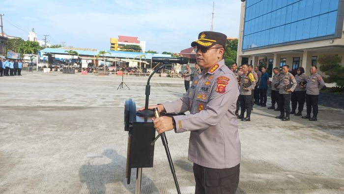 Kapolresta Balikpapan, Kombes Pol Anton Firmanto, S.H., S.I.K., M.Si., Saat memimpin apel skala besar yang diikuti oleh jajaran fungsi dan personel dari seluruh Polsek kewilayahan, Selasa pagi (29/04/2025). Foto: HO/Humas Polresta Balikpapan