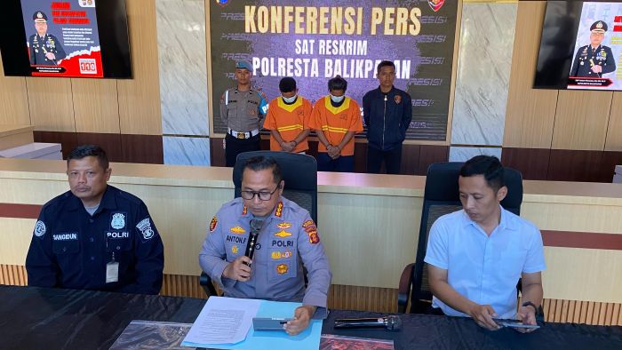 Kapolresta Balikpapan Kombes Pol Anton Firmanto Pimpin Langsung  konferensi pers pengungkapan kasus aksi begal di Kota Balikpapan, didampingi Kasat Reskrim Kompol Benny Aryanto dan Kasi Humas Ipda Sangidun, pada Rabu (30/4/2025). Foto: BorneoFlash/Agung Putra