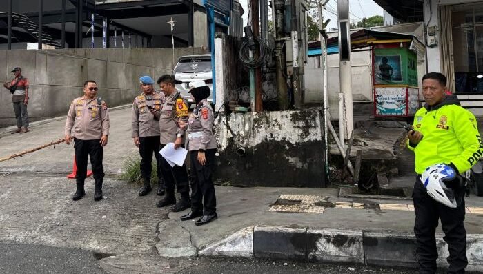 Kapolresta Balikpapan, Kombes Pol Anton Firmanto, SH, SIK, MSi, turun langsung ke lapangan meninjau pelaksanaan pengamanan ibadah di sejumlah gereja, Jumat (18/4/2025). Foto: HO/Humas Polresta Balikpapan