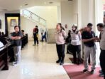 Kapolresta Balikpapan, Kombes Pol Anton Firmanto, SH, SIK, MSi, turun langsung ke lapangan meninjau pelaksanaan pengamanan ibadah di sejumlah gereja, Jumat (18/4/2025). Foto: HO/Humas Polresta Balikpapan