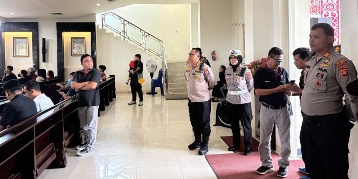 Kapolresta Balikpapan, Kombes Pol Anton Firmanto, SH, SIK, MSi, turun langsung ke lapangan meninjau pelaksanaan pengamanan ibadah di sejumlah gereja, Jumat (18/4/2025). Foto: HO/Humas Polresta Balikpapan