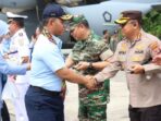 Kapolresta Balikpapan Kombes Pol. Anton Firmanto, S.H., S.I.K., M.Si., Sambut Hangat Rombongan AAU di Lanud Dhomber, Pada Jumat (25/4/2025). Foto: HO/Humas Polresta Balikpapan