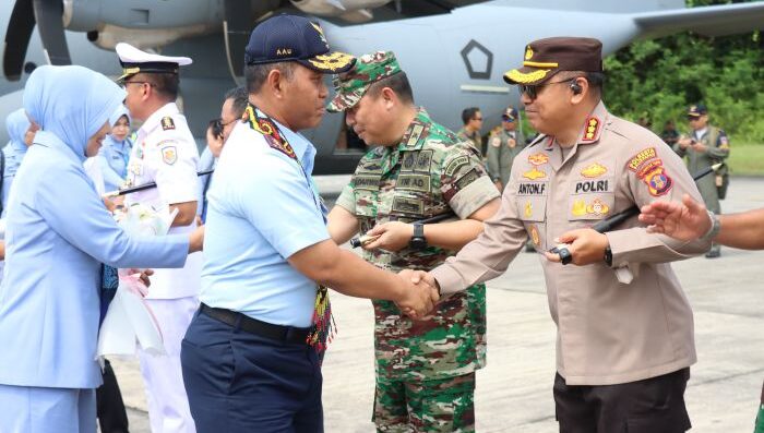 Kapolresta Balikpapan Kombes Pol. Anton Firmanto, S.H., S.I.K., M.Si., Sambut Hangat Rombongan AAU di Lanud Dhomber, Pada Jumat (25/4/2025). Foto: HO/Humas Polresta Balikpapan
