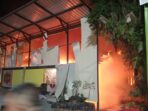 Kebakaran Ruang Kelas SD Patra Dharma 1 di Jalan Klamono, Gunung Pipa, Kelurahan Muara Rapak, Balikpapan Utara, pada Rabu (16/4/2025) malam. Foto: BorneoFlash/Ist