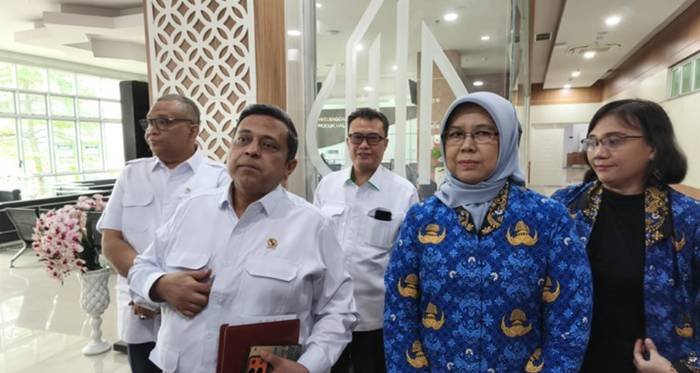 Kepala BPJPH Haikal Hassan (kiri) dan Deputi Bidang Pengawasan Pangan Olahan BPOM Elin Herlina (kanan) usai konferensi pers di Gedung BPJPH, Jakarta Timur, Senin (21/4/2025). Foto: Devi Setya