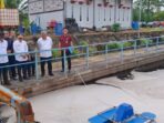 Kepala Dinas Lingkungan Hidup (DLH) Balikpapan, Sudirman Djayaleksana saat mendampingi Menteri Lingkungan Hidup/Kepala Badan Pengendalian Lingkungan Hidup, Hanif Faisol Nurofiq, melakukan kunjungan di ITF Kelurahan Sepinggan Kecamatan Balikpapan Selatan, pada Minggu (13/4/2025). Foto: BorneoFlash/Niken Sulastri