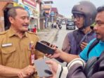 Kepala Dinas Pekerjaan Umum dan Penataan Ruang (PUPR) Kota Bontang, Much Cholis Edy Prabowo saat peninjauan Jalan RE Martadinata, Senin (21/4/2025). BorneoFlash/Ist