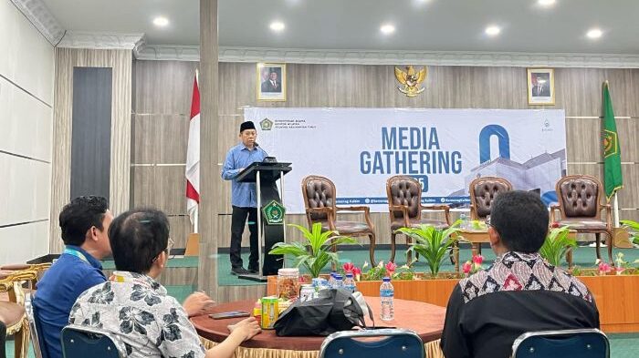 Kepala Kanwil Kemenag Kaltim, Abdul Khaliq saat memberi sambutan di Media Gathering 2025. Foto: BorneoFlash/Nur Ainunnisa