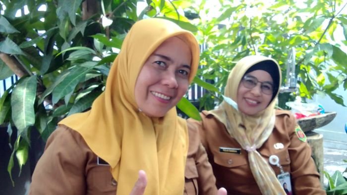 Foto kiri: Kepala Puskesmas Loa Bakung Dr. Yulia Fahrina, dan Lurah Loa Bakung, Yeti Fevriyanti. Foto: BorneoFlash/Ist