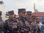 Kepala Staf TNI Angkatan Laut (Kasal) Laksamana TNI Muhammad Ali saat konferensi pers di dermaga Kolinlamil, Tanjung Priok, Kamis (27/3/2025). (Shela Octavia)