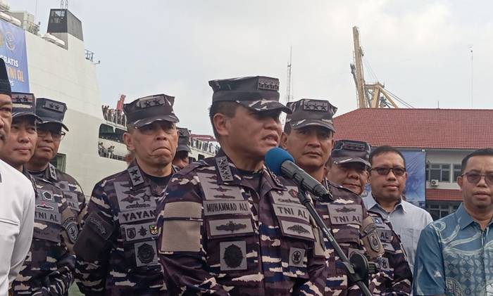 Kepala Staf TNI Angkatan Laut (Kasal) Laksamana TNI Muhammad Ali saat konferensi pers di dermaga Kolinlamil, Tanjung Priok, Kamis (27/3/2025). (Shela Octavia)