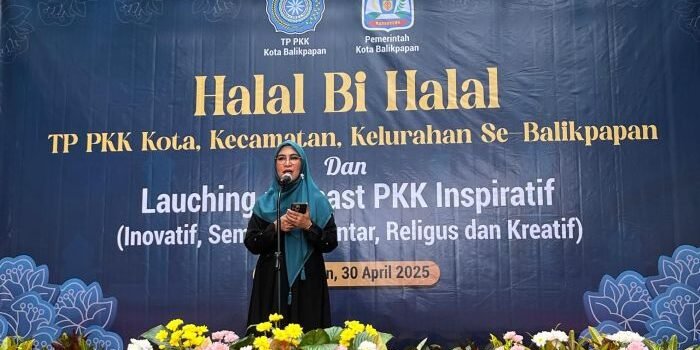 Ketua TP-PKK Kota Balikpapan, Hj. Nurlena Mas’ud saat melaunching Podcast Inspiratif, di Kebun Raya Balikpapan, pada Rabu (30/4/2025). Foto: BorneoFlash/Niken Sulastri