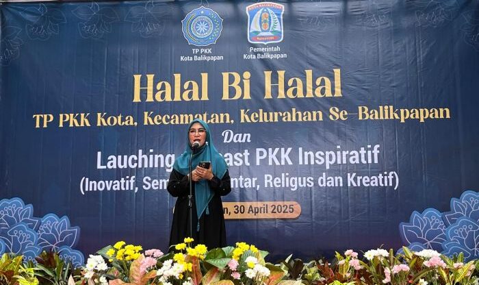 Ketua TP-PKK Kota Balikpapan, Hj. Nurlena Mas’ud saat melaunching Podcast Inspiratif, di Kebun Raya Balikpapan, pada Rabu (30/4/2025). Foto: BorneoFlash/Niken Sulastri