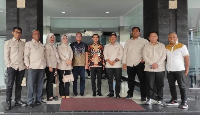 Komisi II DPRD Kota Balikpapan melakukan inspeksi langsung ke Kantor PT Pertamina Patra Niaga Regional Kalimantan, pada Rabu (9/4/2025). Foto: BorneoFlash/Niken Sulastri