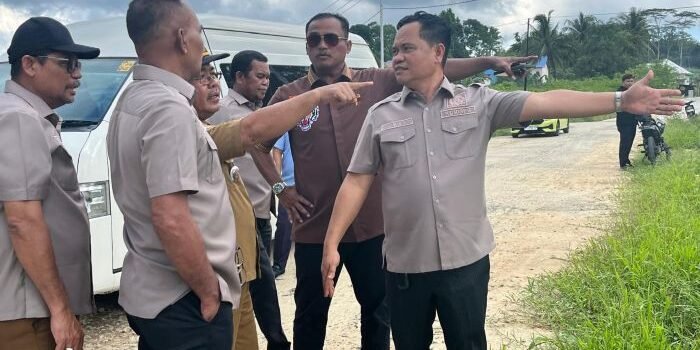 Komisi III DPRD Kota Balikpapan melakukan inspeksi lapangan ke Jalan Tepo, Kilometer 10, Kelurahan Karang Joang, Kecamatan Balikpapan Utara, Senin (14/4/2025). Foto: BorneoFlash/Ardian