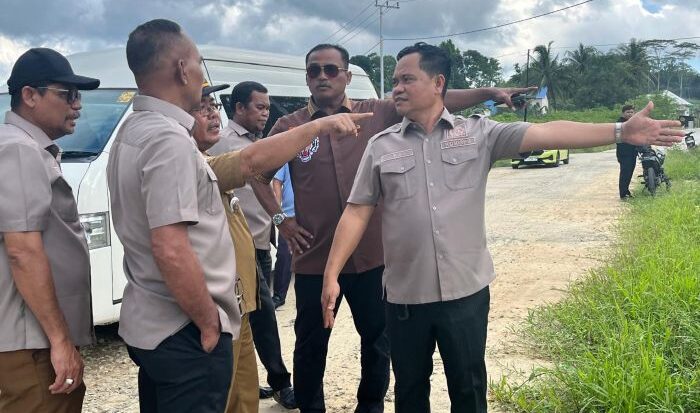 Komisi III DPRD Kota Balikpapan melakukan inspeksi lapangan ke Jalan Tepo, Kilometer 10, Kelurahan Karang Joang, Kecamatan Balikpapan Utara, Senin (14/4/2025). Foto: BorneoFlash/Ardian