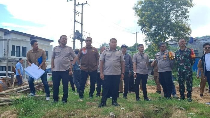 Komisi III Dewan Perwakilan Rakyat Daerah (DPRD) Kota Balikpapan, melaksanakan Inspeksi Mendadak (Sidak) ke Perumahan Khatulistiwa yang berada di Kelurahan Sumber Rejo Kecamatan Balikpapan Utara, pada hari Senin (14/4/2025). Foto: BorneoFlash/Ardian
