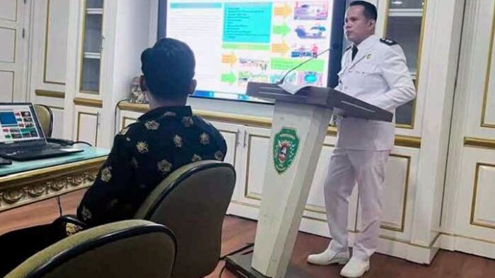 Lurah Maridan, Kecamatan sepaku, Subondo saat melakukan presentasi dalam lomba kelurahan. Foto: BorneoFlash/IST