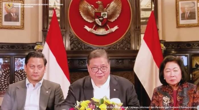 Menko Perekonomian Airlangga Hartarto (tengah) bersama Wamenkeu Thomas Djiwandono (kiri) dan Wakil Ketua Dewan Ekonomi Nasional Mari Elka Pangestu (kanan). (Tangkapan Layar Youtube Perekonomian RI)