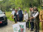 Menteri Kehutanan Republik Indonesia, Raja Juli Antoni, Ph.D Bersama Gubernur Kaltim Rudy Mas’ud saat pelepasliaran enam orangutan, di Kawasan BOSF Samboja, Kabupaten Kutai Kartanegara, pada hari Selasa (22/4/2025). Foto: BorneoFlash/Niken Sulastri