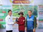 Menteri Lingkungan Hidup Hanif Faisol Nurofiq saat kunjungan ke lokasi program pemberdayaan masyarakat Waste to Energy for Community (Wasteco) di TPAS Manggar, Balikpapan pada Minggu, 13 April 2025. Foto: HO/PHM