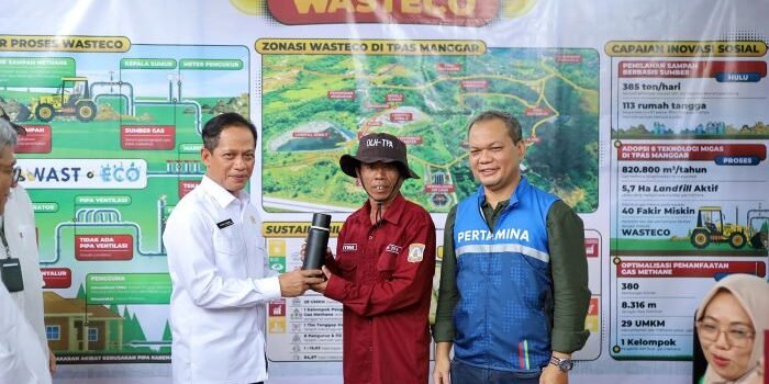 Menteri Lingkungan Hidup Hanif Faisol Nurofiq saat kunjungan ke lokasi program pemberdayaan masyarakat Waste to Energy for Community (Wasteco) di TPAS Manggar, Balikpapan pada Minggu, 13 April 2025. Foto: HO/PHM