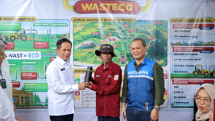 Menteri Lingkungan Hidup Hanif Faisol Nurofiq saat kunjungan ke lokasi program pemberdayaan masyarakat Waste to Energy for Community (Wasteco) di TPAS Manggar, Balikpapan pada Minggu, 13 April 2025. Foto: HO/PHM
