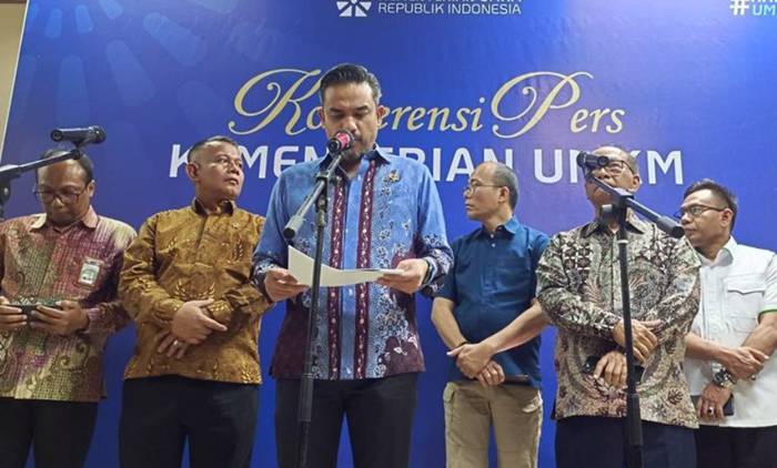 Foto: Menteri Usaha Mikro, Kecil, dan Menengah (UMKM) Maman Abdurrahman saat Konferensi Pers di kantornya, Jakarta, Selasa (15/4/2025). (Foto : Martyasari RIzky)