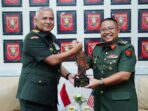 Pangdam VI/Mulawarman Mayjen TNI Rudy Rachmat Nugraha, menerima kunjungan dari Panglima 5 Divisyen Tentera Darat Malaysia (TDM) Mayjen Dato' Haji Noorul Azril Bin Ariffin di Makodam VI/MLW, Balikpapan, Senin (28/04/25). Foto: HO/Pendam VI/Mlw
