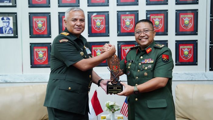 Pangdam VI/Mulawarman Mayjen TNI Rudy Rachmat Nugraha, menerima kunjungan dari Panglima 5 Divisyen Tentera Darat Malaysia (TDM) Mayjen Dato' Haji Noorul Azril Bin Ariffin di Makodam VI/MLW, Balikpapan, Senin (28/04/25). Foto: HO/Pendam VI/Mlw