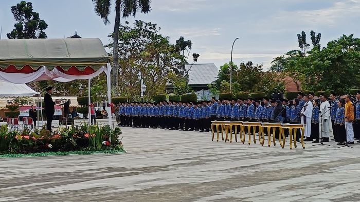 Pelantikan sebanyak 3.092 tenaga honorer di lingkungan Pemkab Paser dipimpin langsung oleh Bupati Fahmi Fadli, di halaman Kantor Bupati Paser, Senin (14/4/2025). Foto: BorneoFlash/Ist
