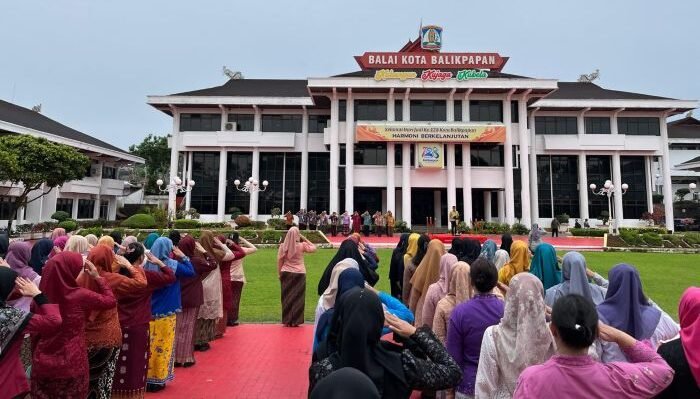 Pemkot memperingati Hari Kartini 2025 di Halaman Balai Kota Balikpapan, Senin pagi (21/4/2025). Foto: BorneoFlash/Niken Sulastri