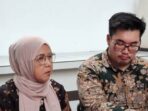 Pengacara Danna Harly bersama kliennya, Ira Mesra Destiawati (59), menyampaikan keterangan terkait dugaan tindak pidana penipuan atau penggelapan dari Yayasan MBN dalam perjanjian kerja sama pengadaan makan bergizi gratis di wilayah Kalibata, Pancoran, Jakarta Selatan, Selasa (15/4/2025).
