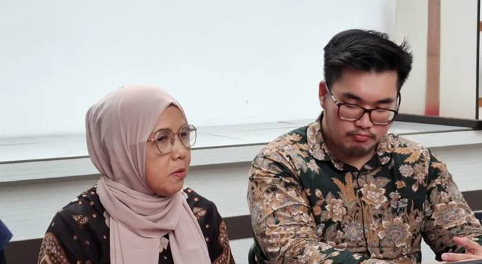 Pengacara Danna Harly bersama kliennya, Ira Mesra Destiawati (59), menyampaikan keterangan terkait dugaan tindak pidana penipuan atau penggelapan dari Yayasan MBN dalam perjanjian kerja sama pengadaan makan bergizi gratis di wilayah Kalibata, Pancoran, Jakarta Selatan, Selasa (15/4/2025).