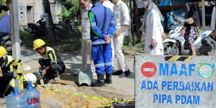 Perbaikan pipa PDAM di kawasan Gang Mufakat, Kelurahan Teritip, Balikpapan Timur, Senin (14/4/2025). Foto: HO/Humas PTMB