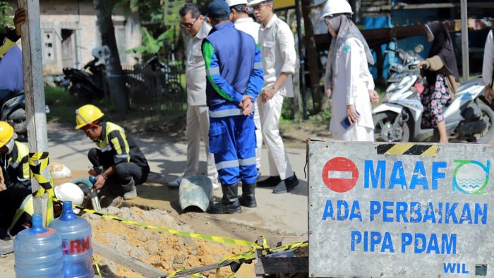 Perbaikan pipa PDAM di kawasan Gang Mufakat, Kelurahan Teritip, Balikpapan Timur, Senin (14/4/2025). Foto: HO/Humas PTMB