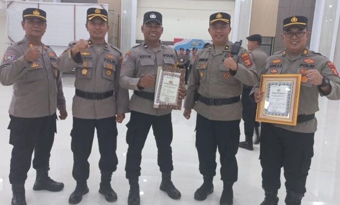 Personel Polresta Balikpapan Terima Penghargaan di peringatan Hari Kesadaran Nasional (HKN) yang digelar di Aula Lantai 3 Mapolresta Balikpapan, Kamis (17/4/2025). Foto: HO/Humas Polresta Balikpapan