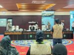 Pertemuan warga Desa Muara Kate dan Batu Kajang bersama Gubernur Kaltim membahas konflik pertambangan ilegal. Foto: BorneoFlash/Nur Ainunnisa