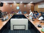 Perwakilan Kejaksaan Agung yang mengunjungi kantor Dewan Pers dan menyerahkan berkas kasus yang melibatkan Tian Bahtiar, Kamis, 24 April 2025. Foto: HO/SMSI Pusat