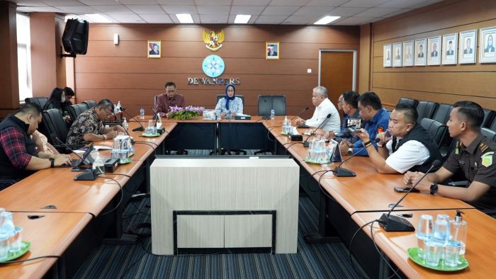 Perwakilan Kejaksaan Agung yang mengunjungi kantor Dewan Pers dan menyerahkan berkas kasus yang melibatkan Tian Bahtiar, Kamis, 24 April 2025. Foto: HO/SMSI Pusat
