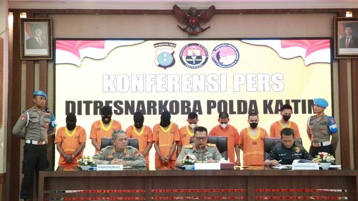 Polda Kaltim Gelar konferensi pers Pengungkapan jaringan besar peredaran narkoba lintas kota, yang digelar di Gedung Mahakam, Mapolda Kaltim, pada Jumat (25/4/2025). Foto: HO/humas Polda Kaltim