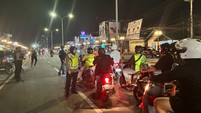 Polresta Balikpapan menggelar kegiatan Unit Kecil Lengkap (UKL) secara serentak, pada Sabtu malam (20/4/2025). Foto: HO/Humas Polresta Balikpapan
