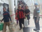 Polsek Kawasan Pelabuhan Semayang Jaga Kondusifitas saat Ribuan Penumpang Turun dari Dua Kapal Besar Serta memastikan seluruh aktivitas pelabuhan berjalan lancar dan lancar. Foto: HO/Humas Polresta Balikpapan